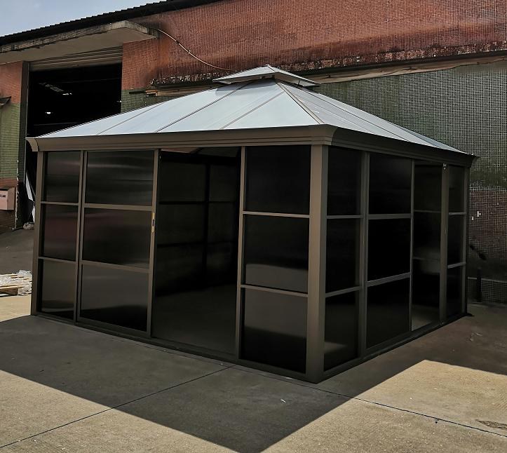 Double-roof polycarbonate sunroom